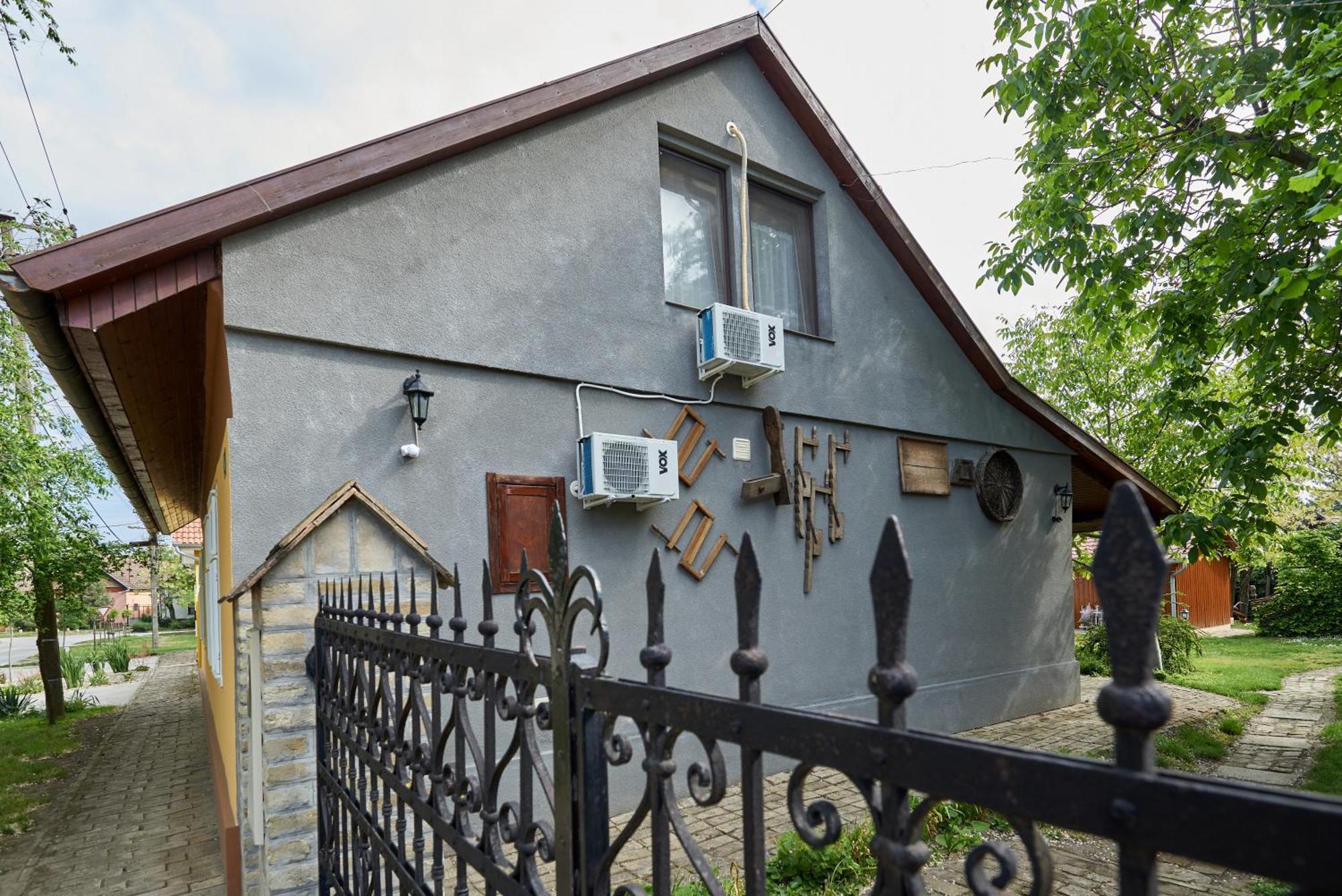 Ana Guesthouse Senta Екстериор снимка