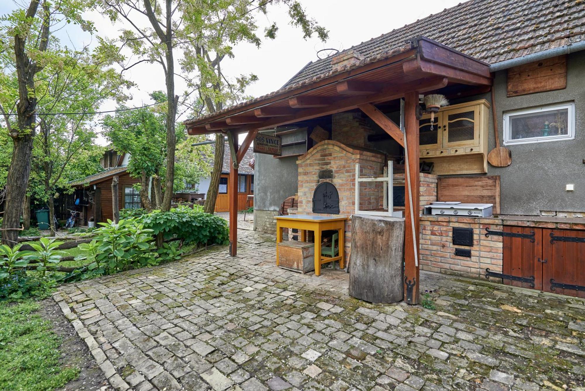 Ana Guesthouse Senta Екстериор снимка
