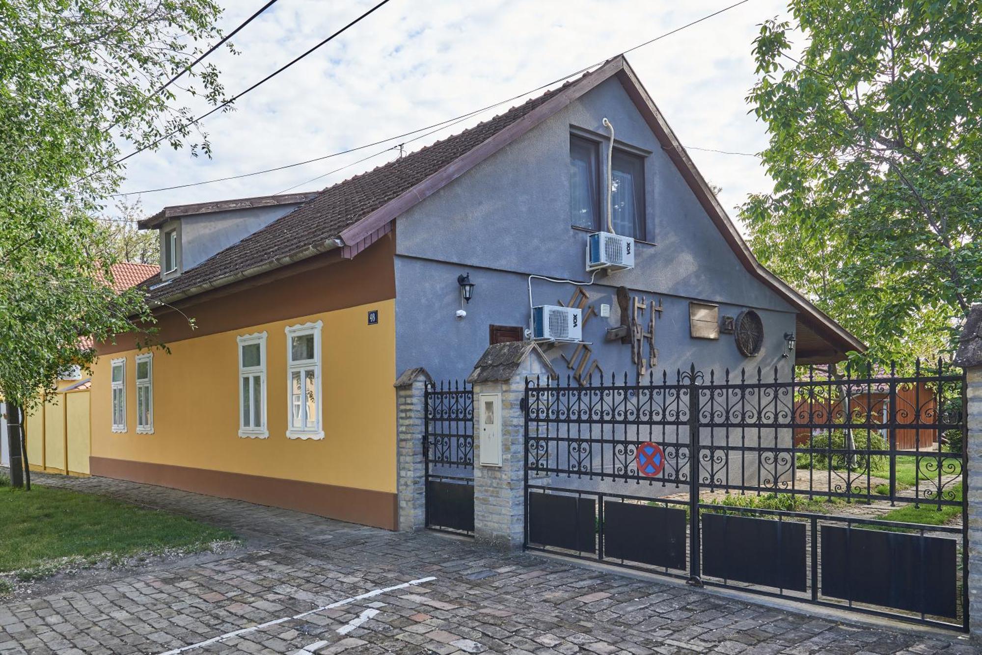 Ana Guesthouse Senta Екстериор снимка