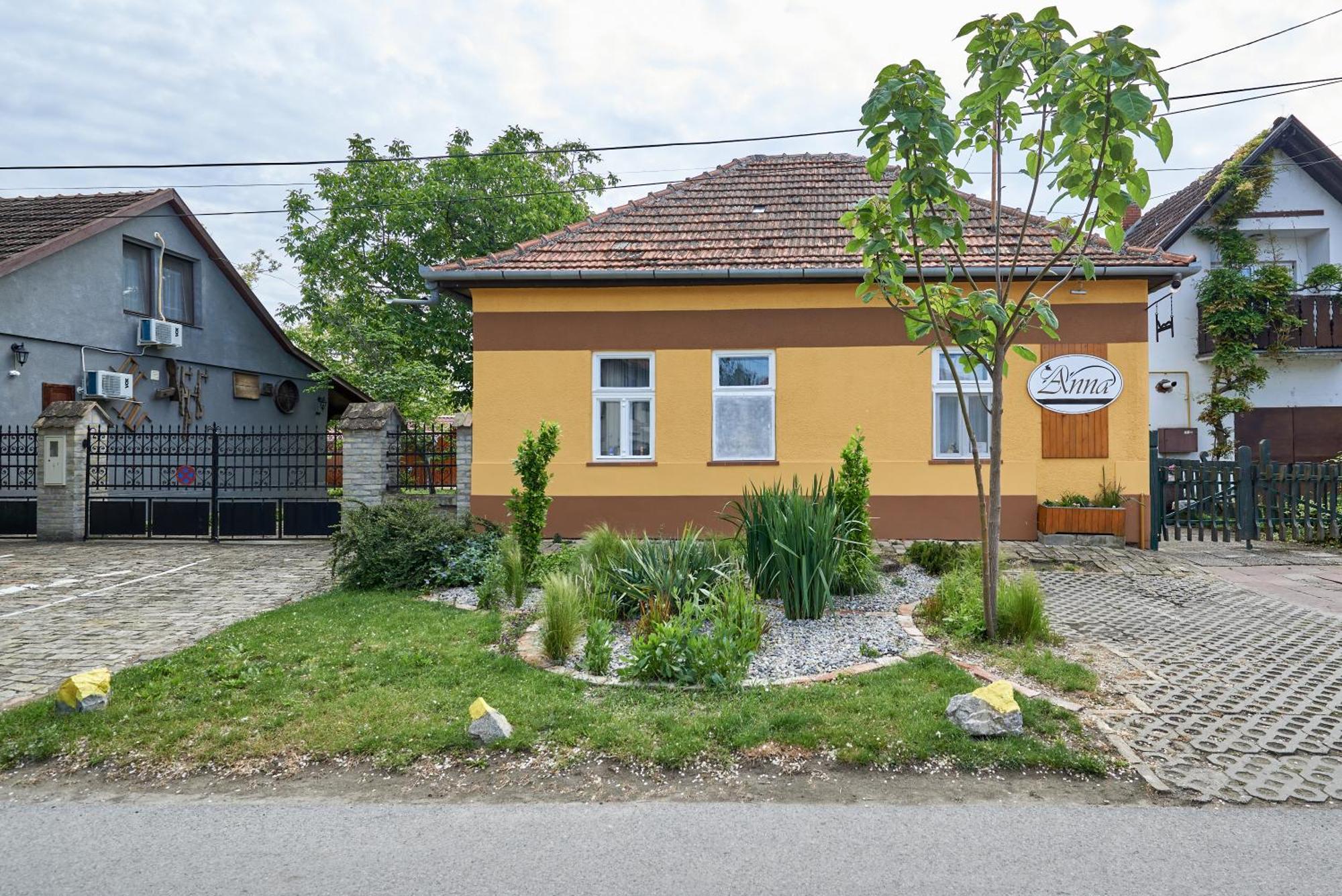 Ana Guesthouse Senta Екстериор снимка