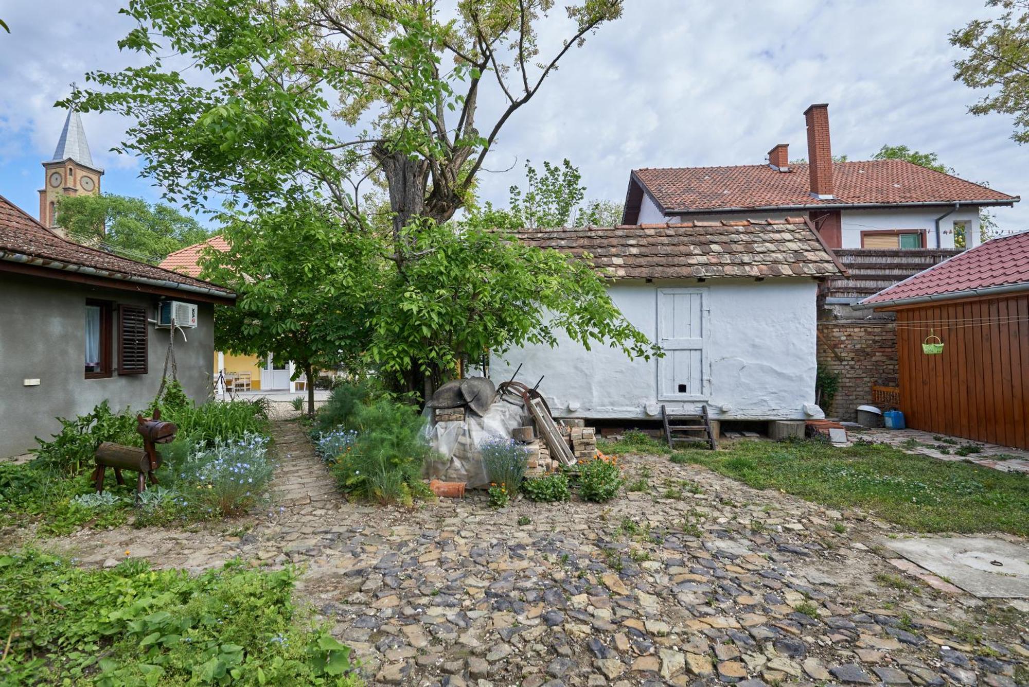 Ana Guesthouse Senta Екстериор снимка